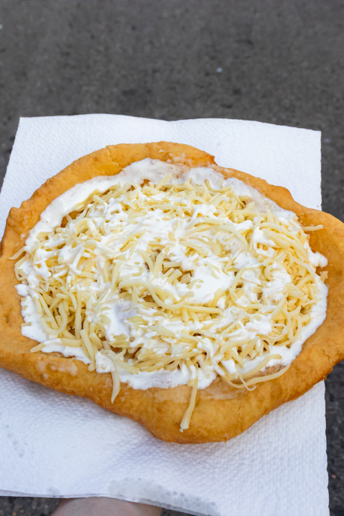 Sajtos-tejfölös lángos
