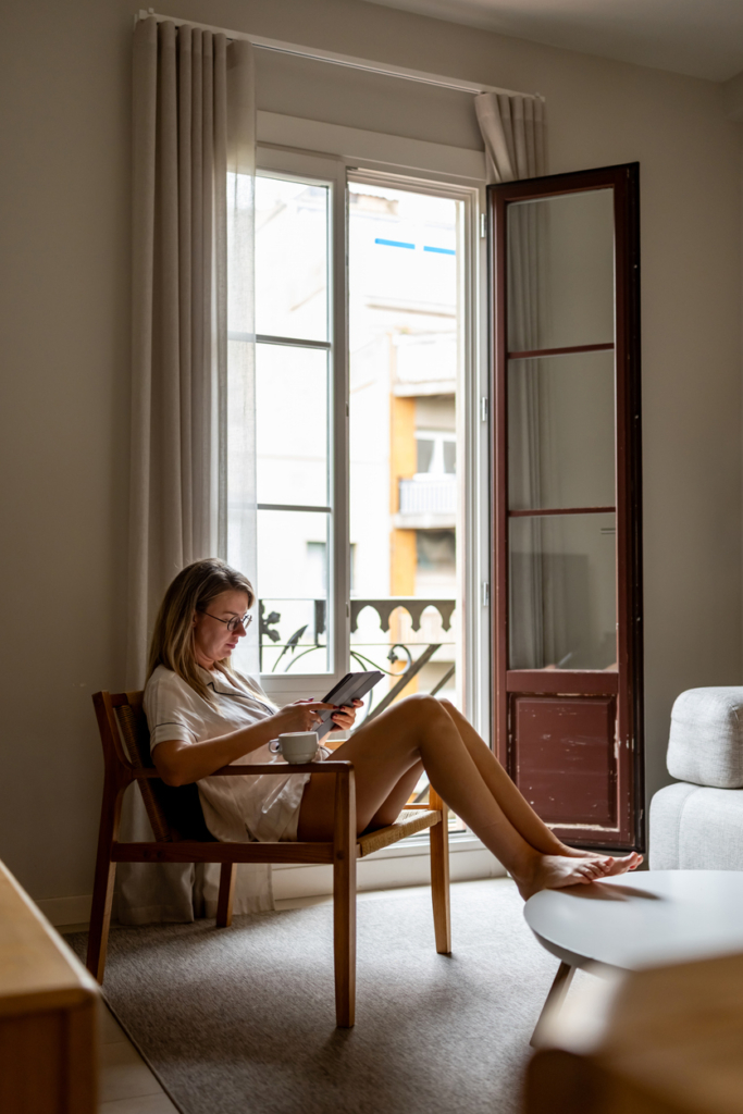 Nő nyugodtan, relaxáltan olvas otthon