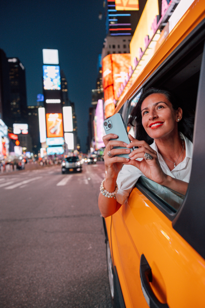 Nő a taxiban ül New York-ban