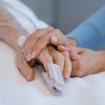 „Csak a halálos ágyán mondta el az igazat” – Családi titkok, amiket évtizedekig őrizgettek