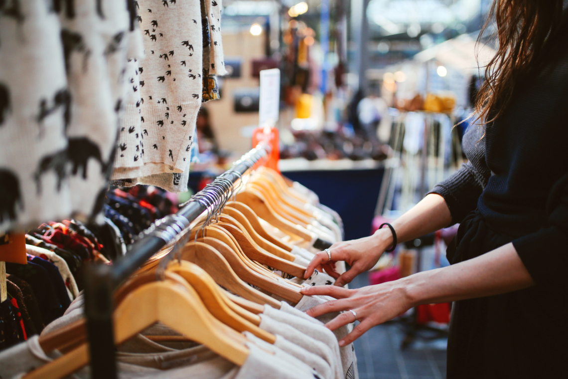 Fenntartható nyári divat – Így keresgélj ebben a szezonban a vintage és second hand boltokban