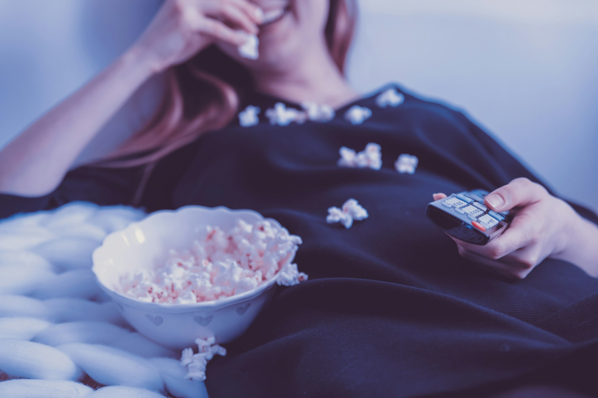 Nő popcornt eszik filmezés közben