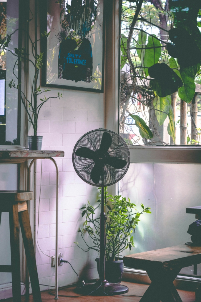 Álló ventilátor a lakásban