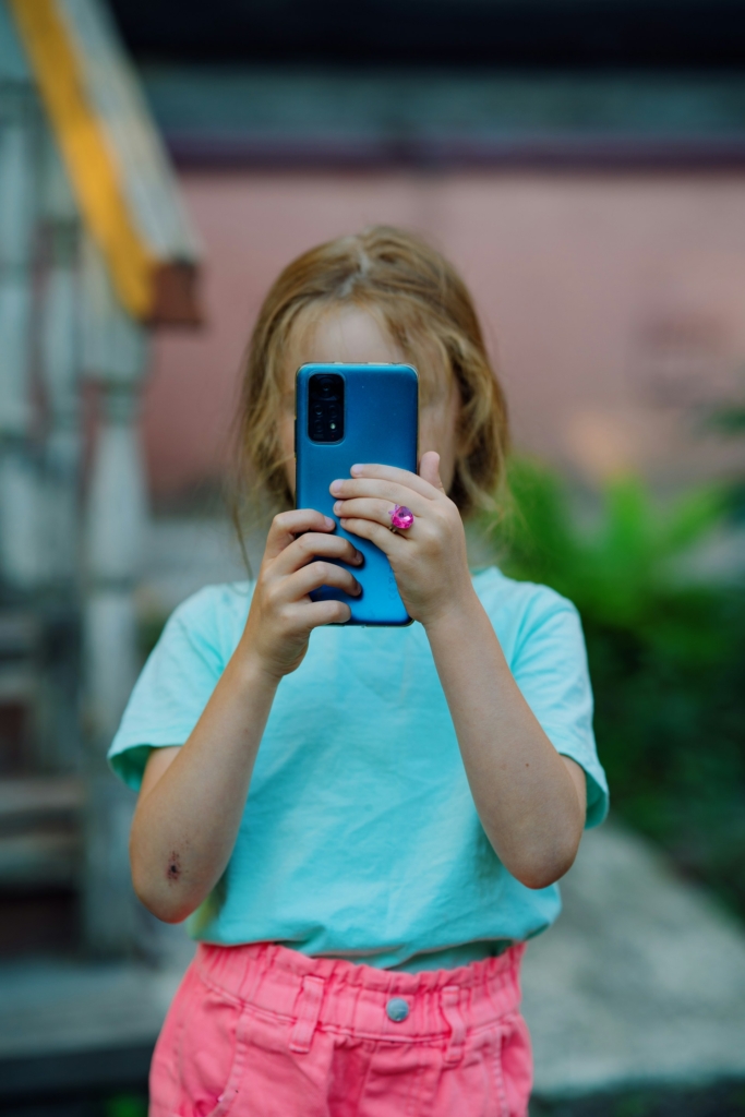 Kislány mobiltelefonnal
