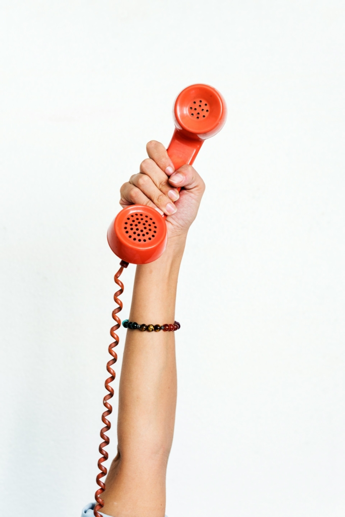 Nő kezében retro telefonkagyló