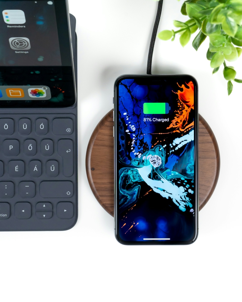 Telefon a töltőn