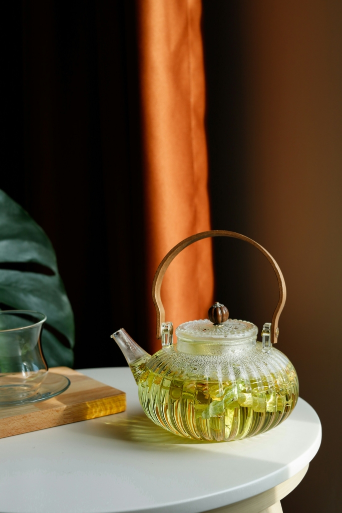 Zöld tea átlátszó teáskannában