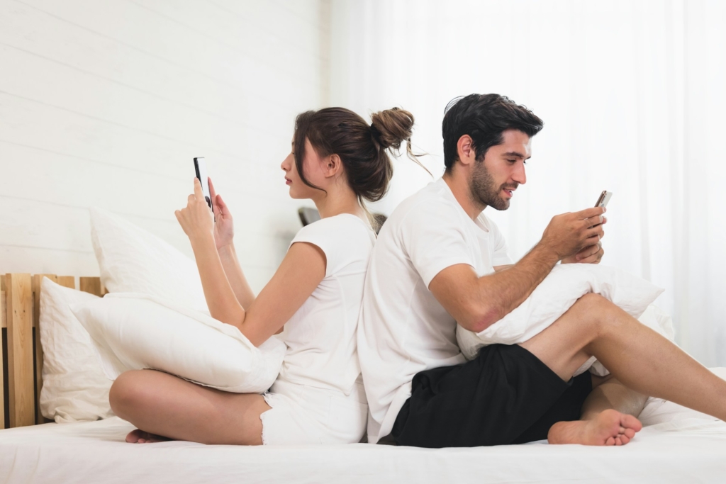Így sorvasztja el a phubbing jelenség a kapcsolati intimitást