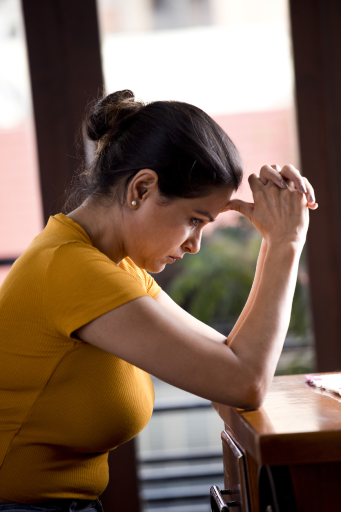 Stresszes nő otthon