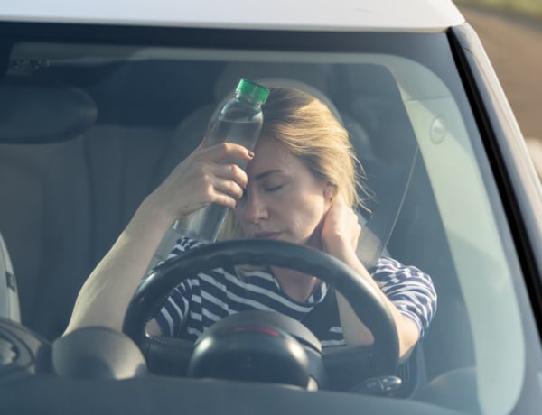 Forróság az utakon: így tesz a hőség észrevétlenül veszélyesebb sofőrré