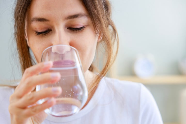 Egész nap 2 liter vizet iszol nyáron? Ezért árthat többet, mint használ