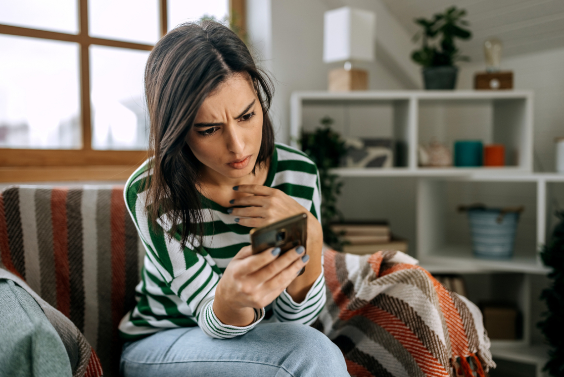 Miért fél egyre több nő az anyaságtól? A válasz ott lehet a telefonunk képernyőjén