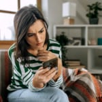 Miért fél egyre több nő az anyaságtól? A válasz ott lehet a telefonunk képernyőjén