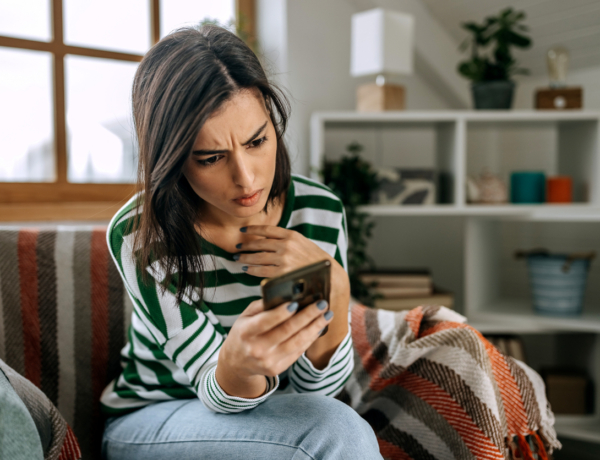 Miért fél egyre több nő az anyaságtól? A válasz ott lehet a telefonunk képernyőjén