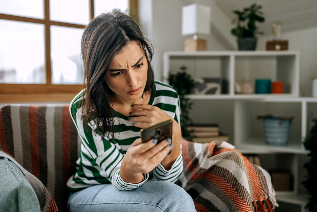 Miért fél egyre több nő az anyaságtól? A válasz ott lehet a telefonunk képernyőjén