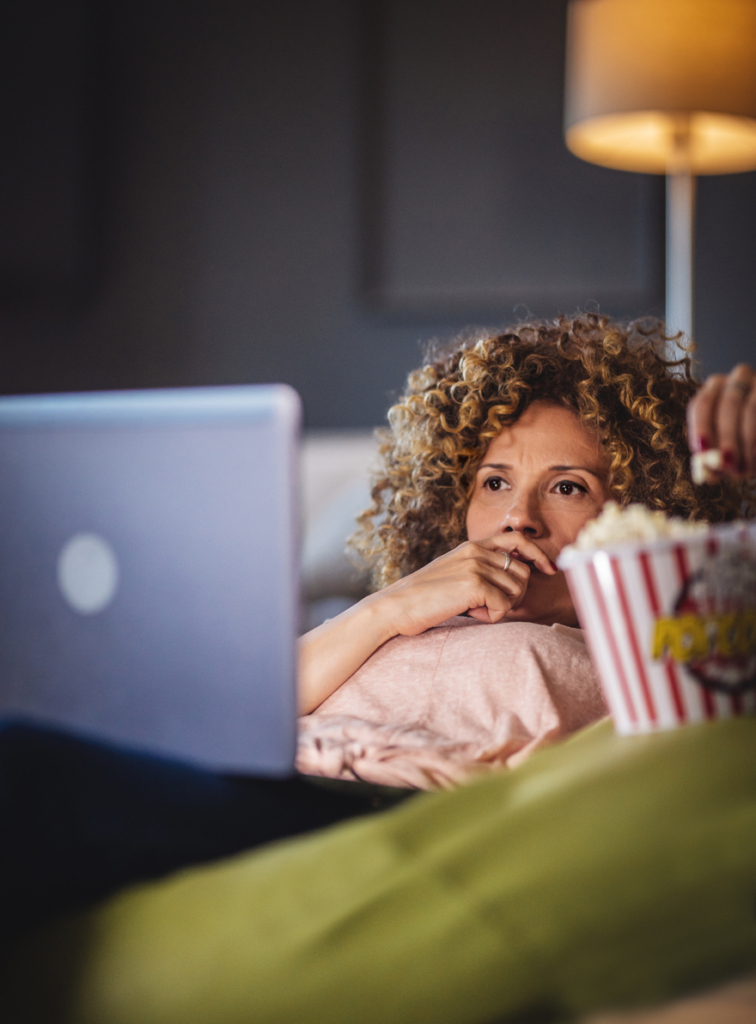 Nő popcornt eszik filmezés közben