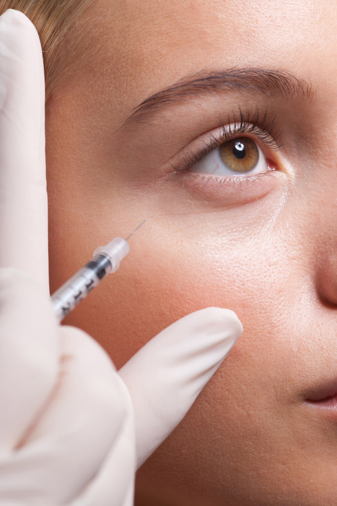 Nő botox kezelést kap a szemráncaira