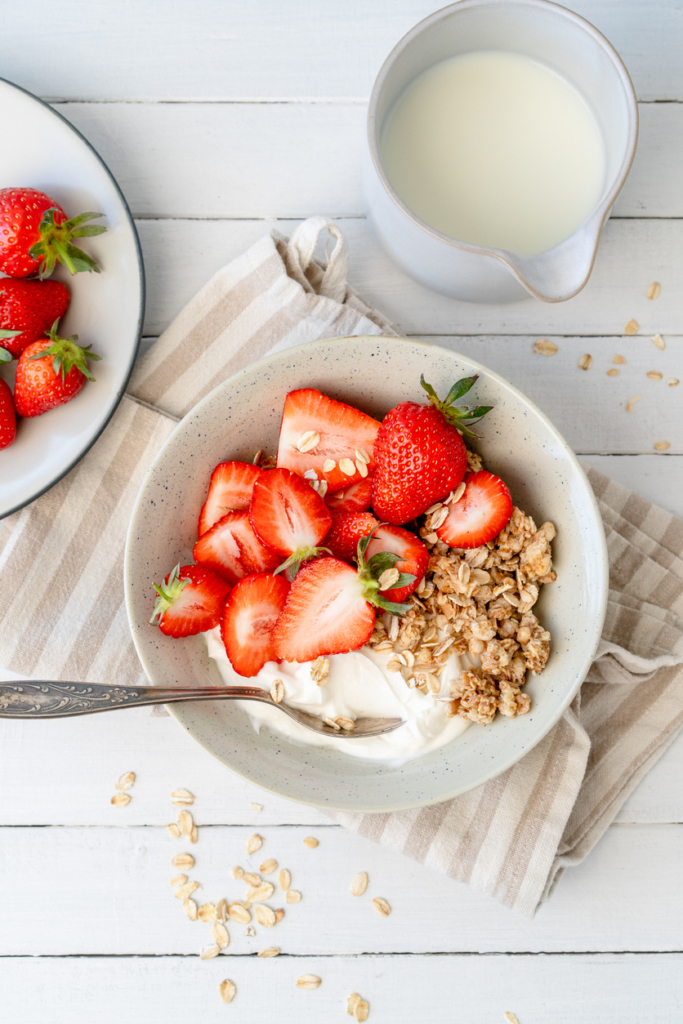 Granola, joghurt és eper