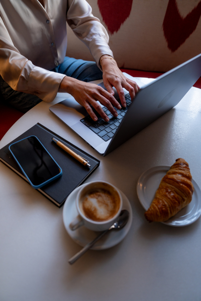 Laptop, kávé és croissont