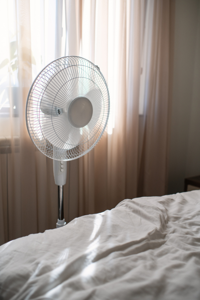 Ventilátor a hálószobai ágy mellett