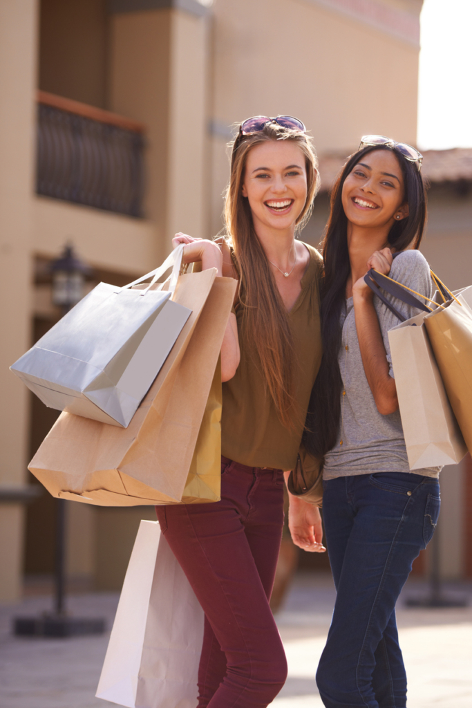 Zwei Frauen beim Shoppen