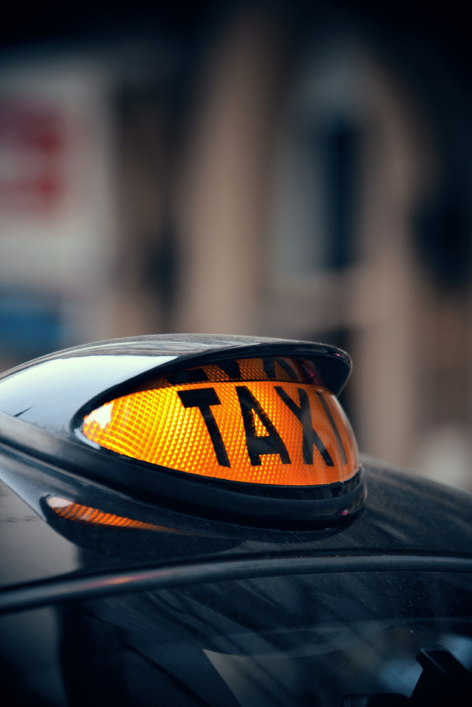 Taxi felirat az autón