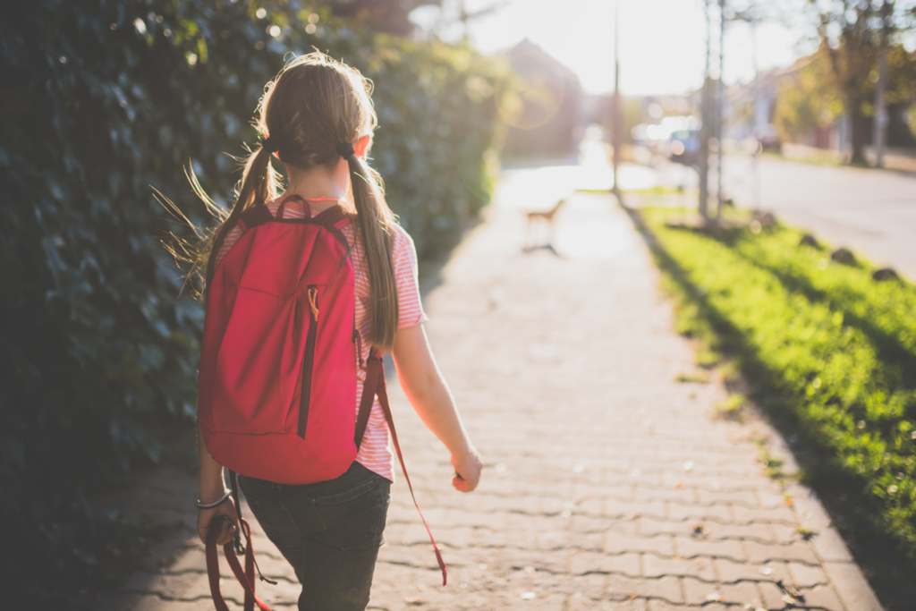 A 10 éves lányom 10 percre sem akar egyedül maradni – Hogyan lett ennyire más az ő gyerekkoruk?