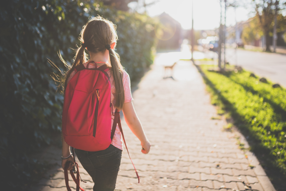 A 10 éves lányom 10 percre sem akar egyedül maradni – Hogyan lett ennyire más az ő gyerekkoruk?