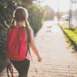 A 10 éves lányom 10 percre sem akar egyedül maradni – Hogyan lett ennyire más az ő gyerekkoruk?