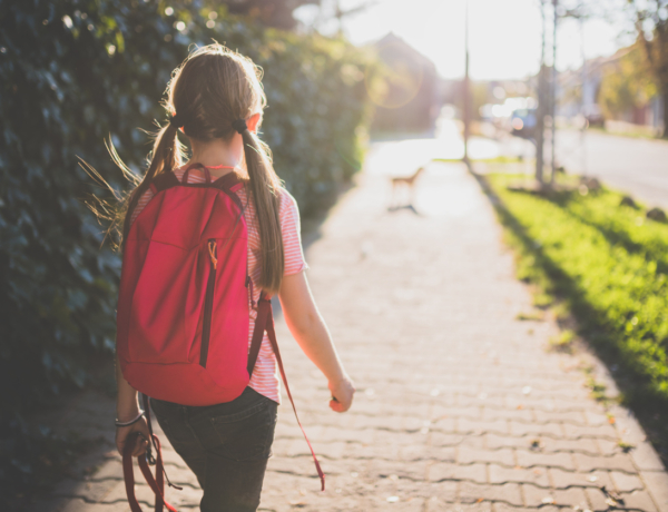 A 10 éves lányom 10 percre sem akar egyedül maradni – Hogyan lett ennyire más az ő gyerekkoruk?