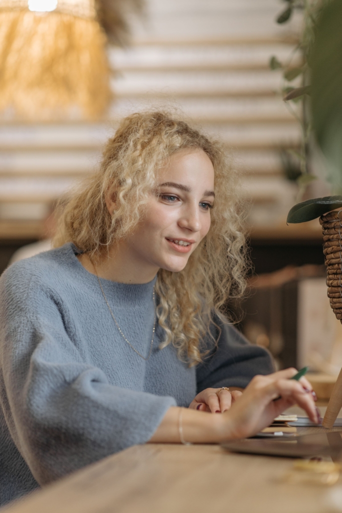 Nő lelkesen videochatel