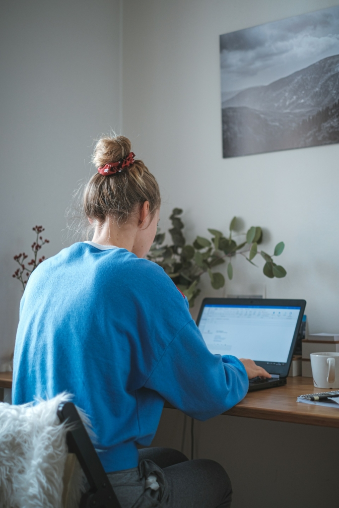 Nő home office-ban dolgozik
