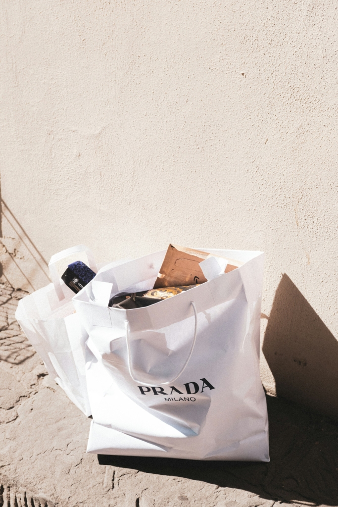 Prada szatyor tele üres szatyrokkal