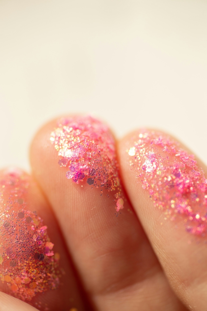 Polvere glitter sul dito di una donna