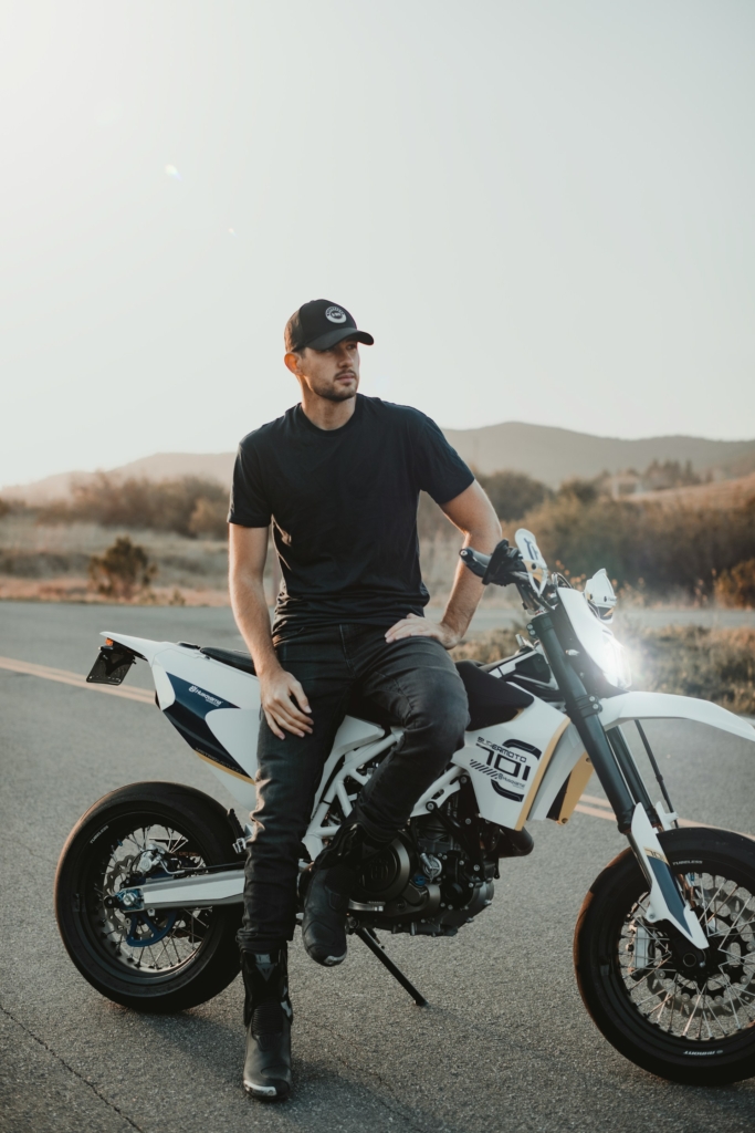 Sármos férfi ül egy motoron