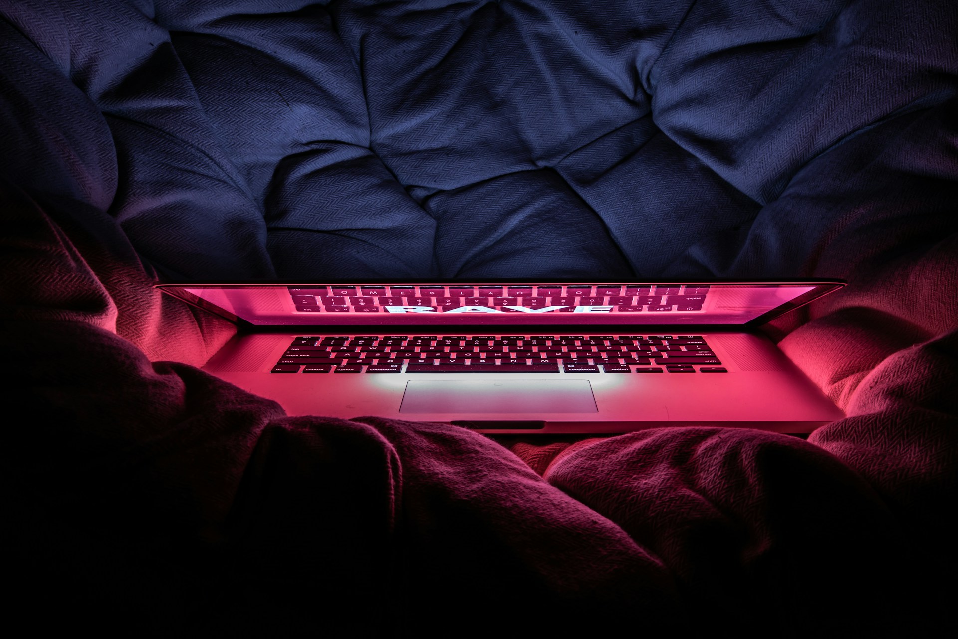 „Megláttam, milyen pornót néz, és megértettem, miért nem akar szexelni velem – Ezért halt el a vágy ezekben a házasságokban