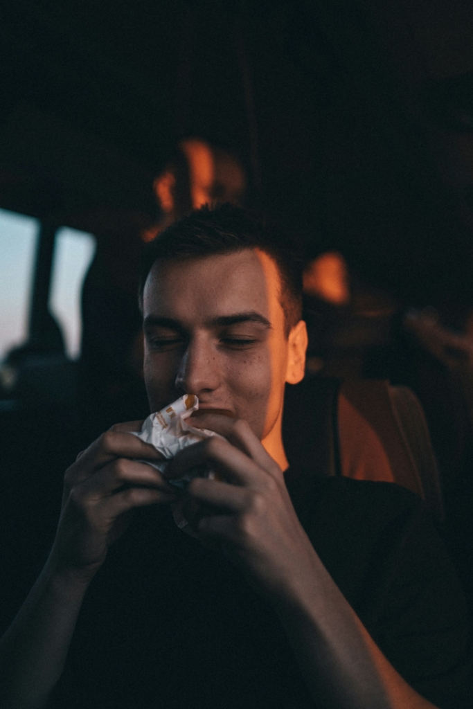 Férfi eszik egy szendvicset