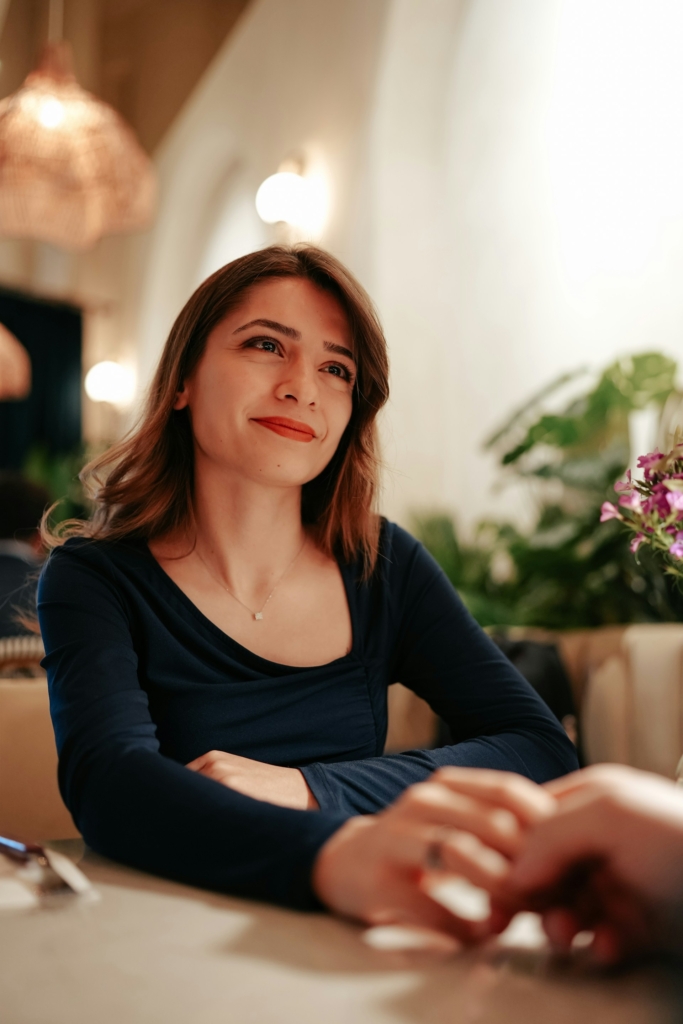 Nő egy étteremben ül a randiján