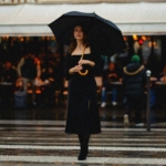 6 outfit ötlet esős időre, ami még sosem hagyott cserben – téged sem fog!