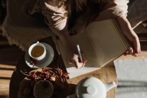 Spirituális naplózás őszre: 10 kérdés, amit fel kell tenned magadnak az esti tea mellett