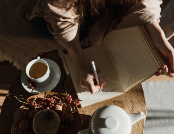 Spirituális naplózás őszre: 10 kérdés, amit fel kell tenned magadnak az esti tea mellett