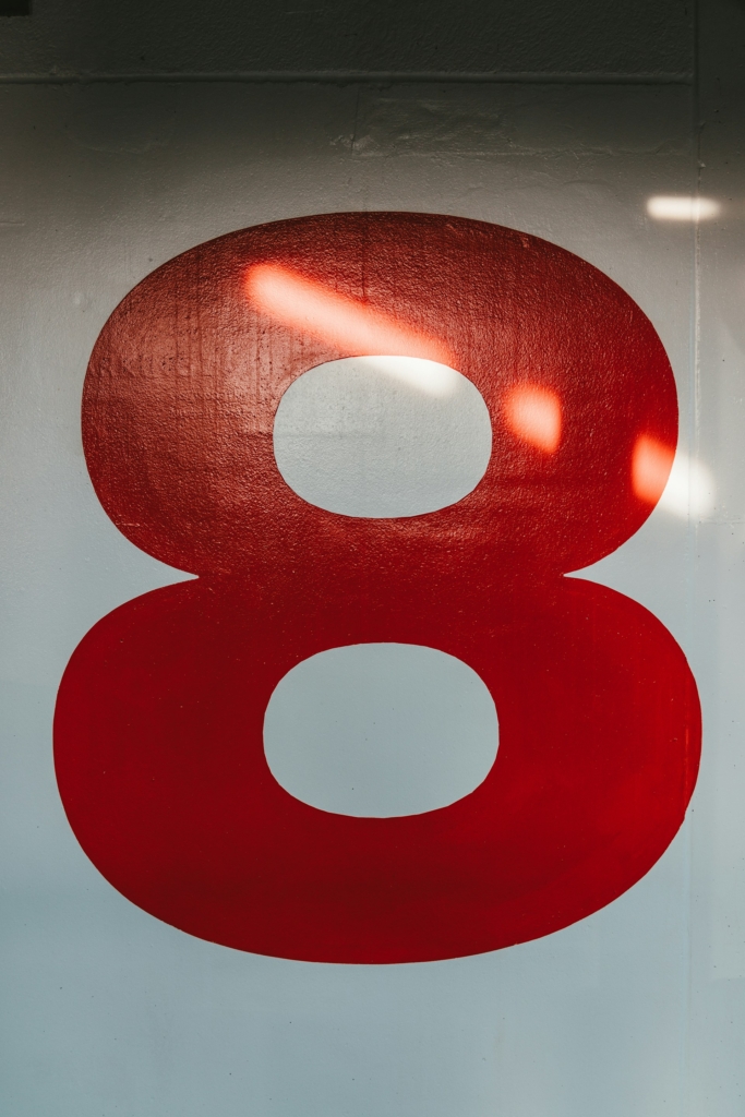 8-as szám egy falon