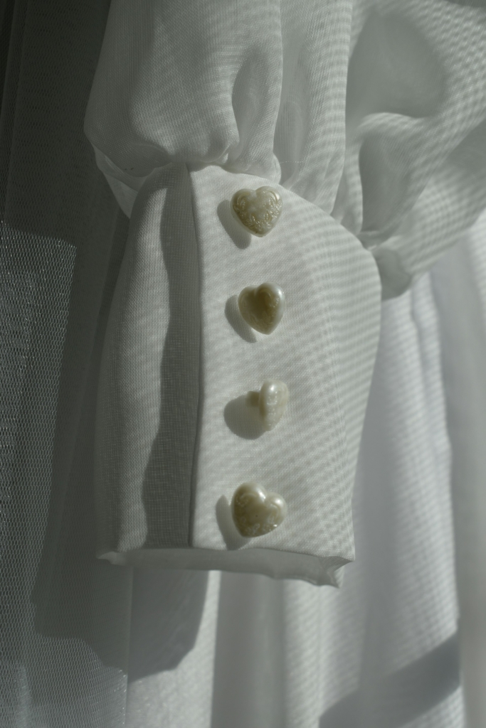 Gombok egy fehér blúz ujján