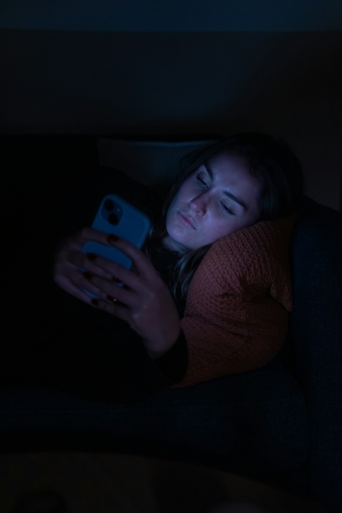 Nő éjszaka a telefonját nézi
