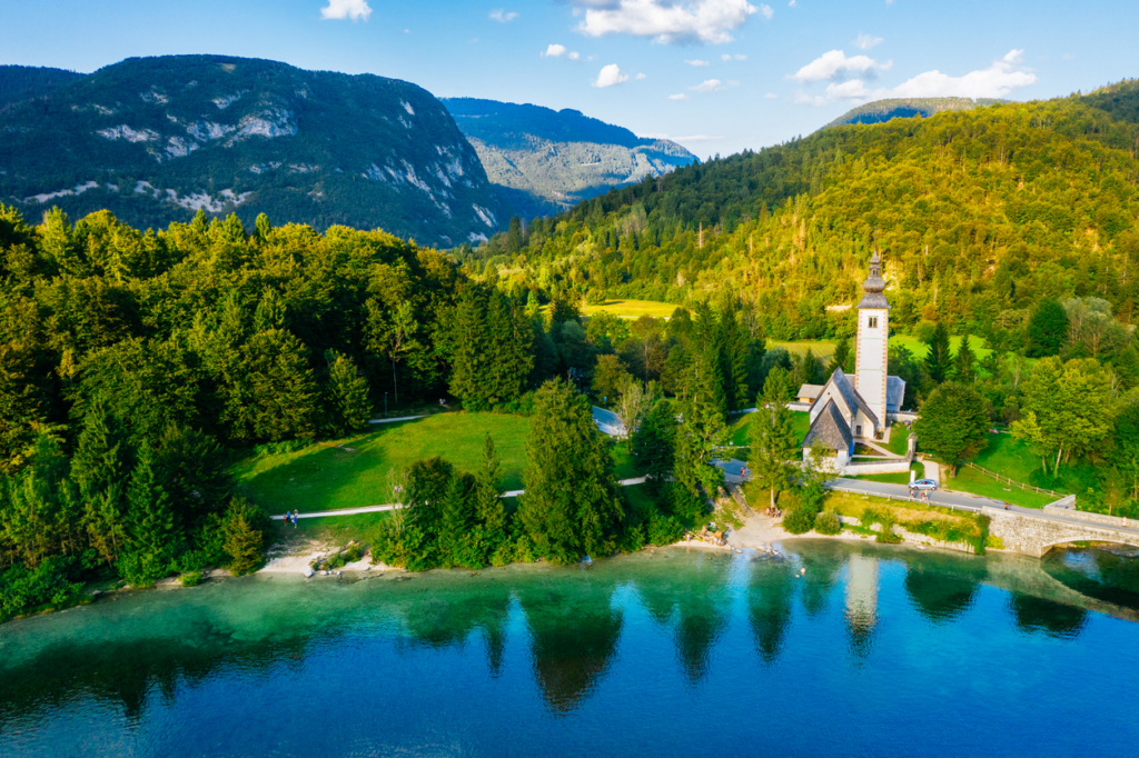 Ez a szlovén tó ősszel még szebb: fedezd fel a Bohinji-tavat, mielőtt mások teszik meg helyetted