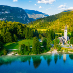 Ez a szlovén tó ősszel még szebb: fedezd fel a Bohinji-tavat, mielőtt mások teszik meg helyetted