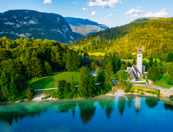 Ez a szlovén tó ősszel még szebb: fedezd fel a Bohinji-tavat, mielőtt mások teszik meg helyetted