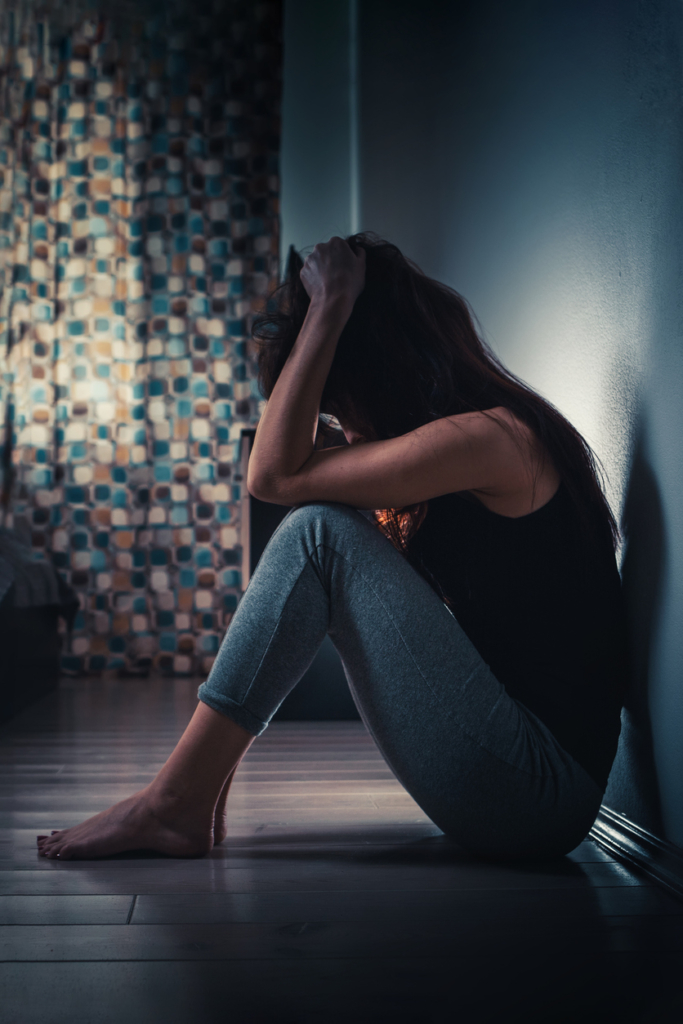 Depressziós nő ül a padlón