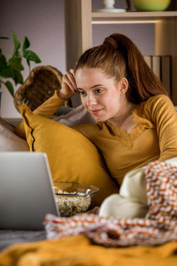 Nő filmet néz a laptopján