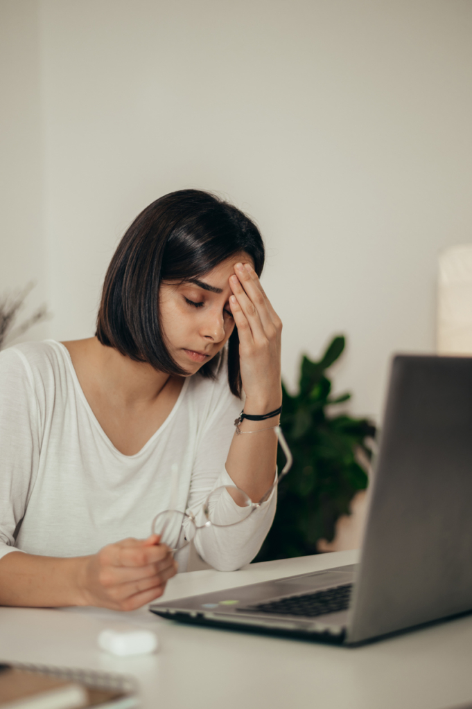 Stresszes nő az irodában